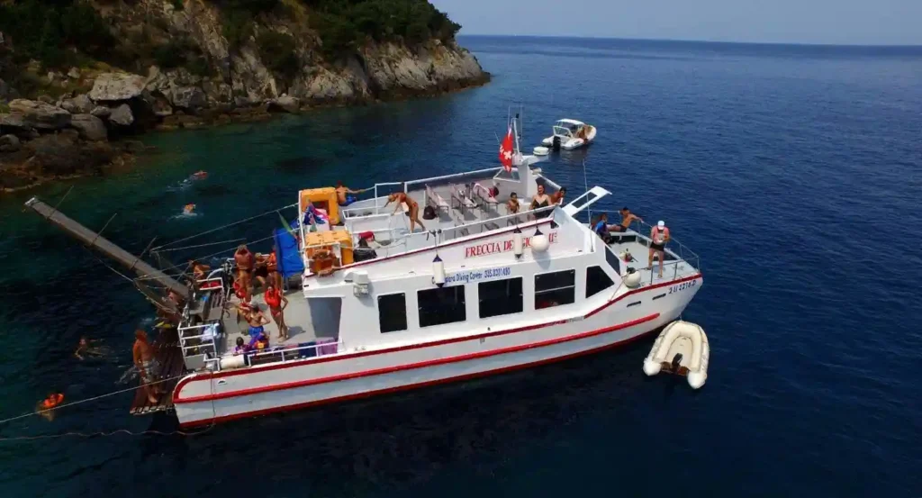 Crucero en catamarán Argentario, buceo y almuerzo de mariscos — Porto Santo Stefano