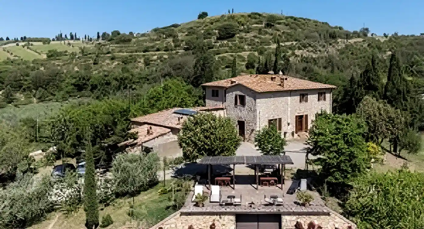 Agriturismo in der Maremma der Toskana mit goldenen Feldern und Weinreben.