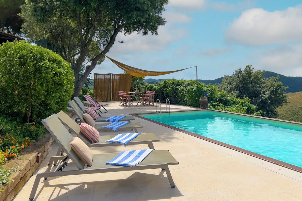 Moradia toscana tradicional na colina com piscina