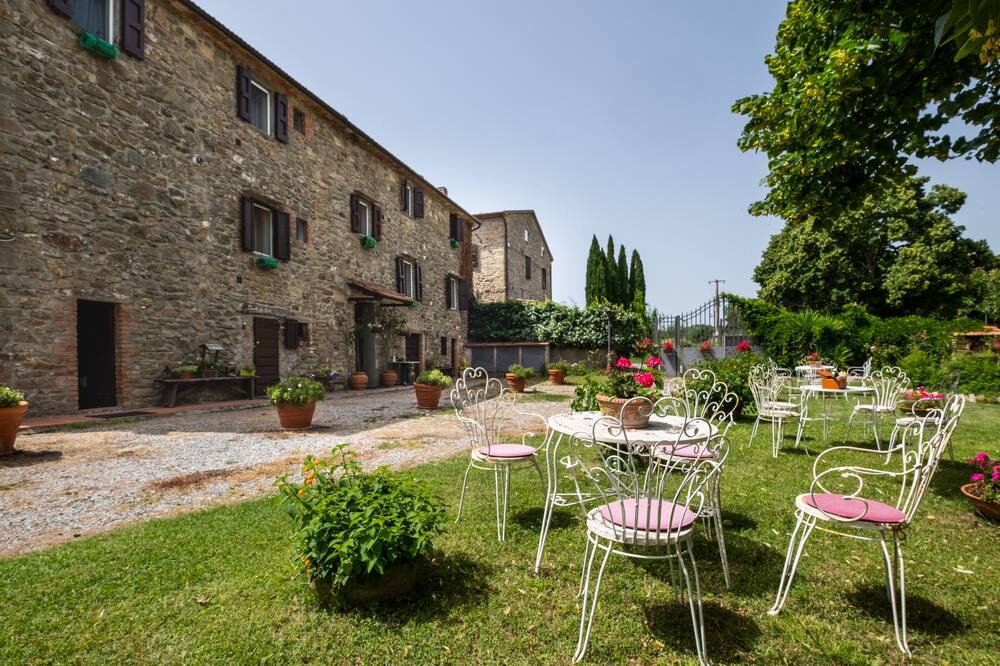 Apartment \"Agriturismo La Pieve - Tulipani\" with Shared Pool & Wi-Fi — Scansano, Maremme Toscane