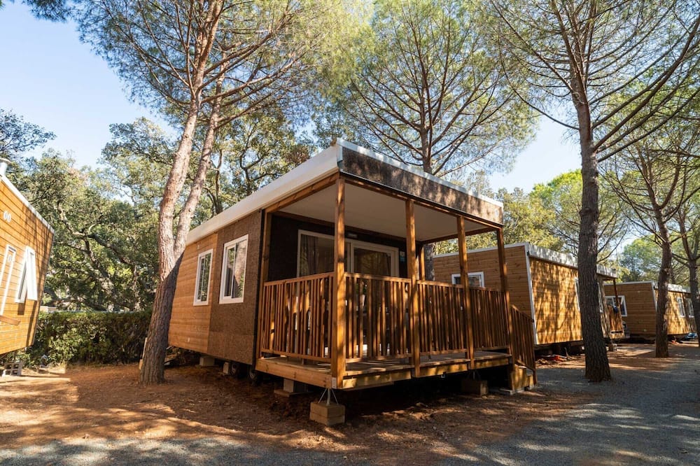 Mobilhome im Ferienpark mit grosser Poolanlage