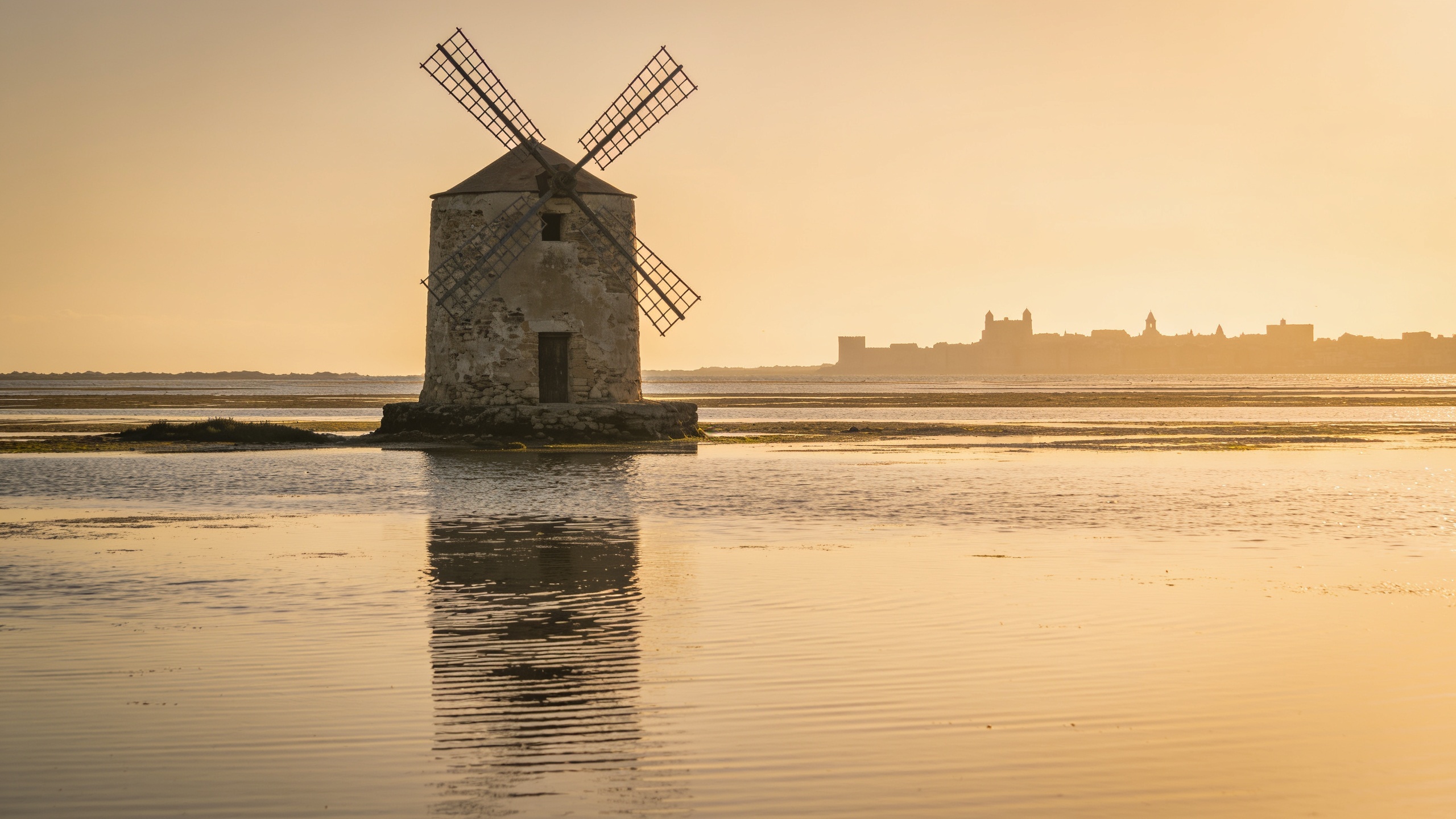 Steinmühle auf der Lagune von Orbetello bei Sonnenaufgang