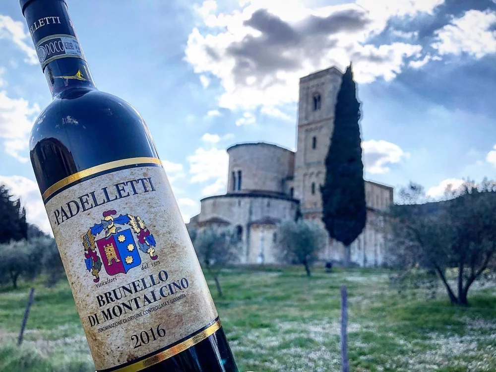 Ein Glas Geschichte, ein stimmungsvoller Besuch in einem der historischsten Weinkeller von Montalcino — Montalcino