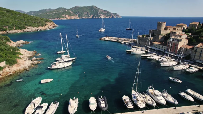 Louer un bateau à Porto Ercole : le guide complet pour explorer l’Argentario à votre rythme