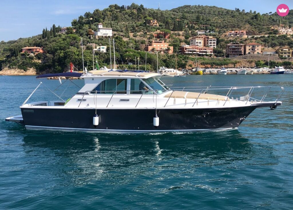 BERTRAM 35 ze sternikiem w Porto Santo Stefano — Porto Santo Stefano