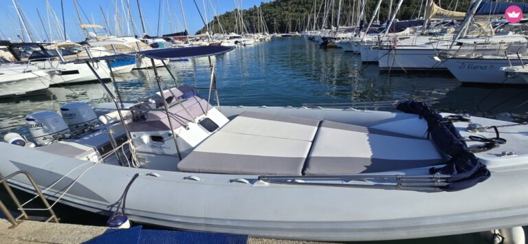 Lomac Mako G32 mit Skipper in Porto Ercole