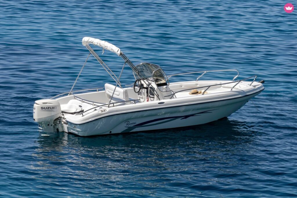 Ranieri Voyager 19 sin licencia en Porto Ercole — Porto Ercole