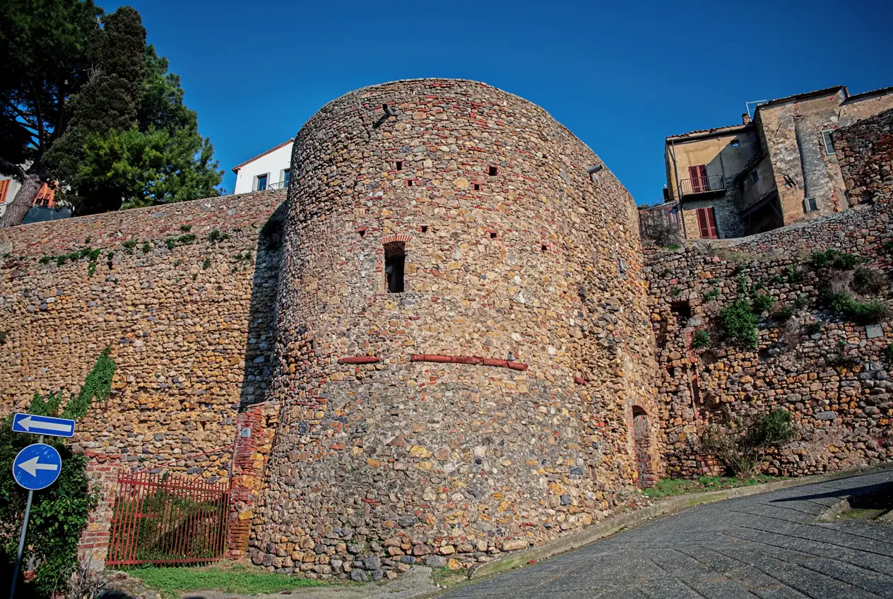 Mura di Montepescali : remparts et vues sur la Maremme