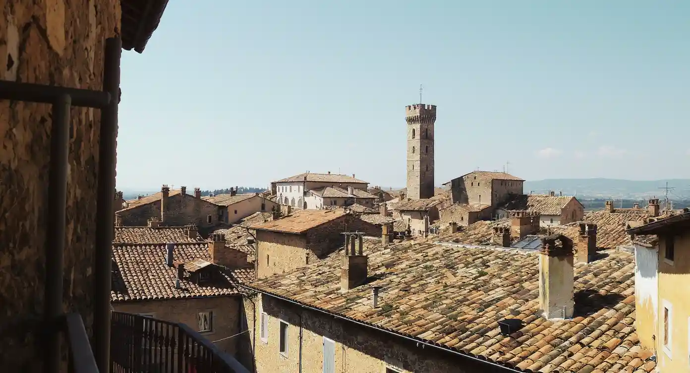 Tours médiévales et toits du centre historique de San Gimignano en Toscane